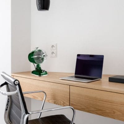 ventilateur de table vert sur un bureau 